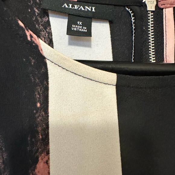 Womens blouse size 1 X with zipper detailing in back and detailing in sleeves - Picture 5 of 5